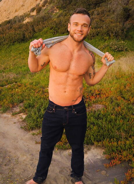 Przystojny Sean i przystojny Josh uprawiają miłość na plaży