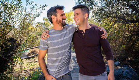 Der attraktive Daniel und der attraktive Archie bei heißer homosexueller Action im Freien