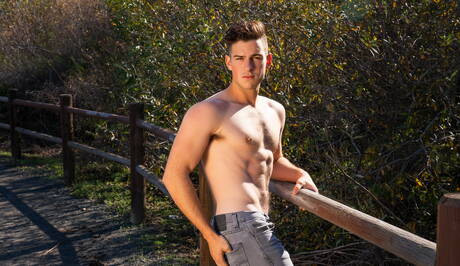 Der attraktive Daniel und der attraktive Archie bei heißer homosexueller Action im Freien