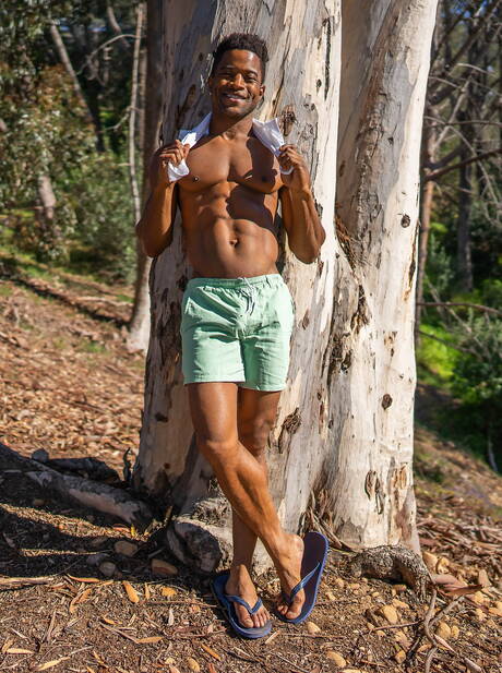 Łaciński mięśniak Ricky Donovan i Landon uprawiają gorący seks na zewnątrz