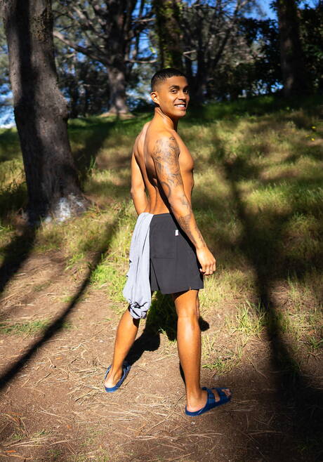 Łaciński mięśniak Ricky Donovan i Landon uprawiają gorący seks na zewnątrz