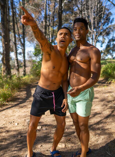 Łaciński mięśniak Ricky Donovan i Landon uprawiają gorący seks na zewnątrz