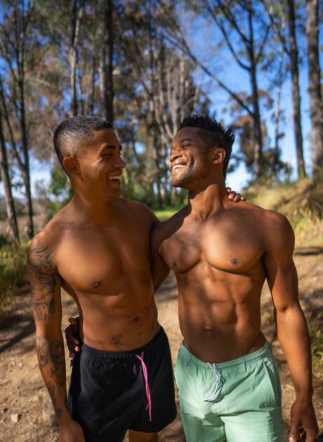 Łaciński mięśniak Ricky Donovan i Landon uprawiają gorący seks na zewnątrz