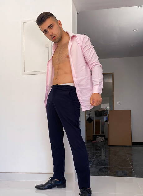 Superstudent Thony Grey masturbuje się