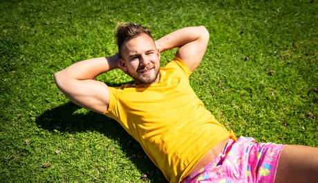 Piękny chłopak Robbie i zmysłowy chłopak Josh w gorącej akcji ruchania tyłka na zewnątrz