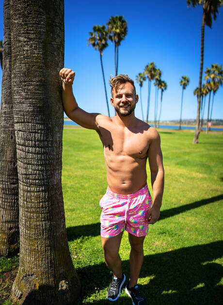 Piękny chłopak Robbie i zmysłowy chłopak Josh w gorącej akcji ruchania tyłka na zewnątrz