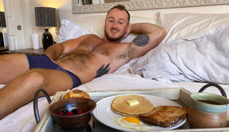 Przystojny facet Josh i zmysłowy facet Brayden uprawiali ze sobą seks