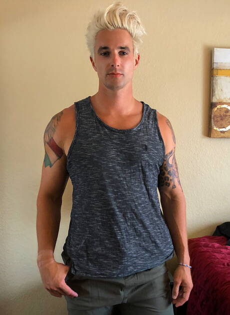 Le dur à cuire américain Nikolai Rapid se branle la bite