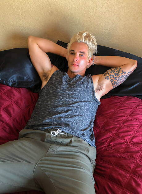 Le dur à cuire américain Nikolai Rapid se branle la bite