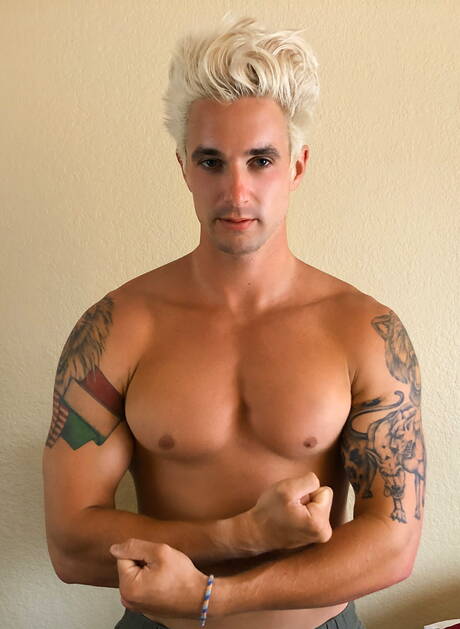 Le dur à cuire américain Nikolai Rapid se branle la bite