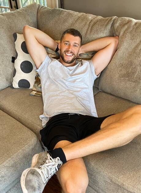 Der gut gebaute Justin spielt mit dem Schwanz