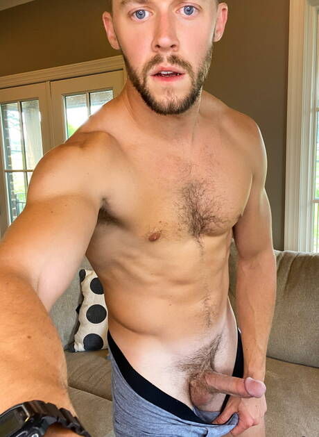 Der gut gebaute Justin spielt mit dem Schwanz