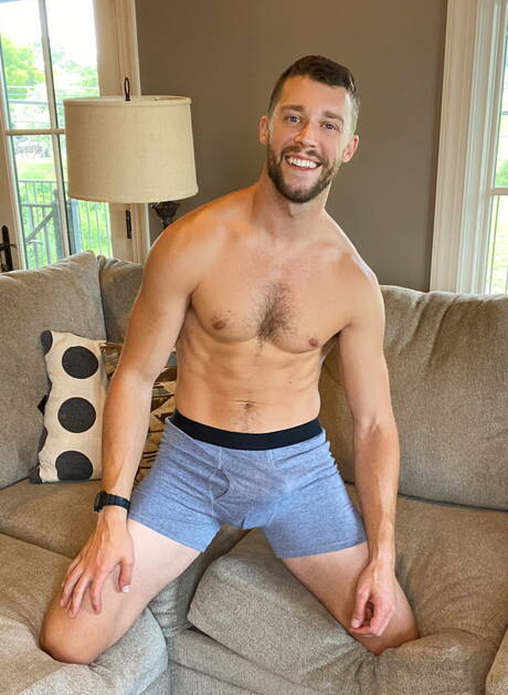 Der gut gebaute Justin spielt mit dem Schwanz