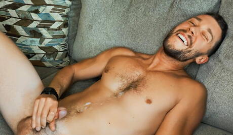 身材魁梧的賈斯汀玩弄雞巴