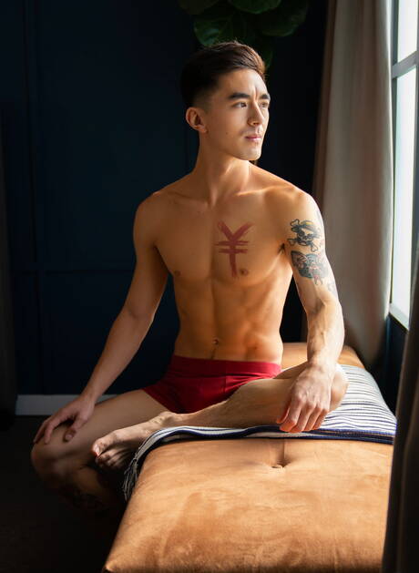 Los sexys estadounidenses, el bien formado Jax Hayes y el hermoso chico Cody Seiya tienen buen sexo.