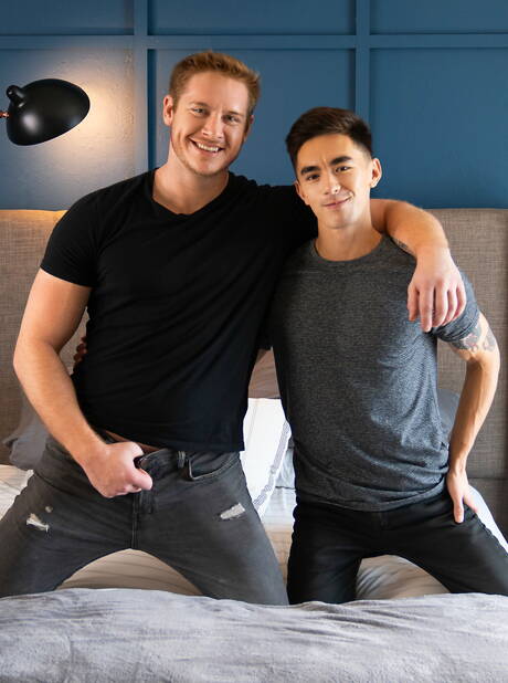 Seksowni Amerykanie, dobrze zbudowany Jax Hayes i piękny chłopak Cody Seiya uprawiają dobry seks