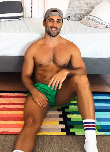 筋肉質なレヴィが自慰行為をしている