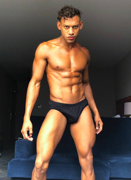 Bull Jj si masturba il cazzo