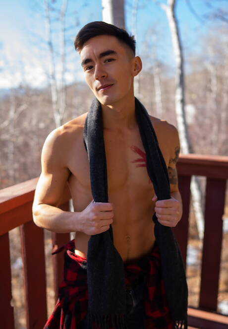 El chico husky Josh y el joven oriental Cody Seiya se chupan y se follan mutuamente al aire libre