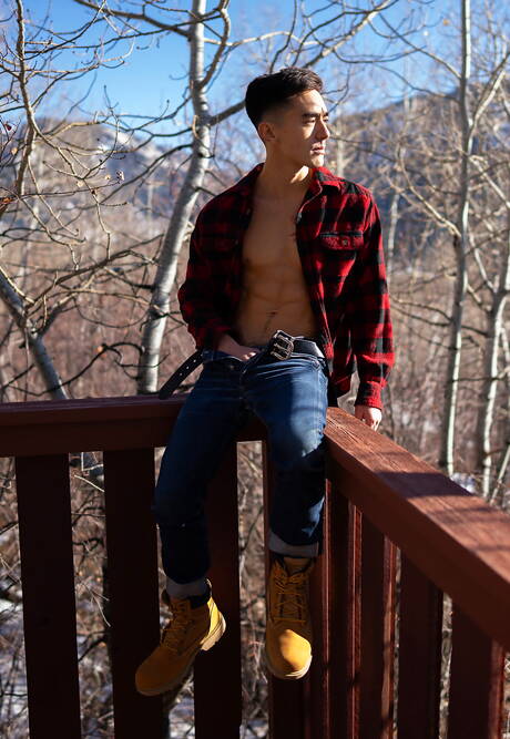 El chico husky Josh y el joven oriental Cody Seiya se chupan y se follan mutuamente al aire libre