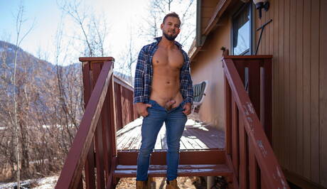 El chico husky Josh y el joven oriental Cody Seiya se chupan y se follan mutuamente al aire libre