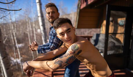 El chico husky Josh y el joven oriental Cody Seiya se chupan y se follan mutuamente al aire libre