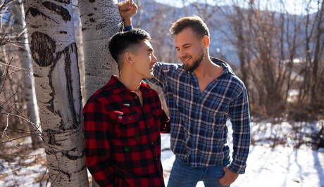 El chico husky Josh y el joven oriental Cody Seiya se chupan y se follan mutuamente al aire libre