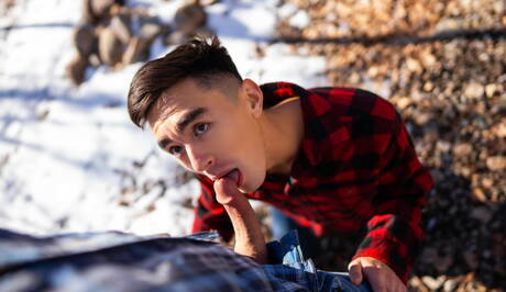 El chico husky Josh y el joven oriental Cody Seiya se chupan y se follan mutuamente al aire libre