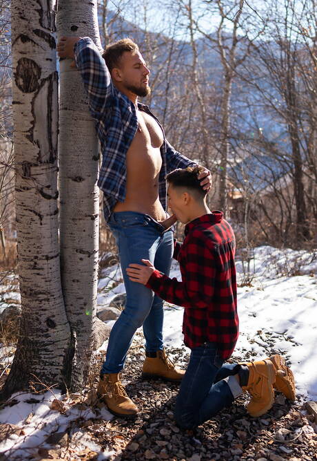 El chico husky Josh y el joven oriental Cody Seiya se chupan y se follan mutuamente al aire libre