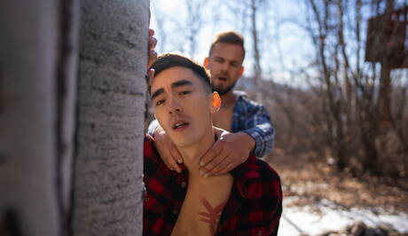 El chico husky Josh y el joven oriental Cody Seiya se chupan y se follan mutuamente al aire libre