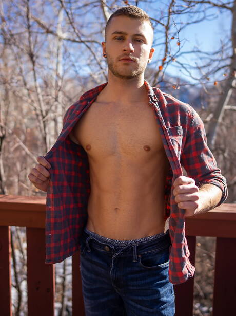 Twardziel Justin i ogier Devy w gorącej homoseksualnej akcji na zewnątrz