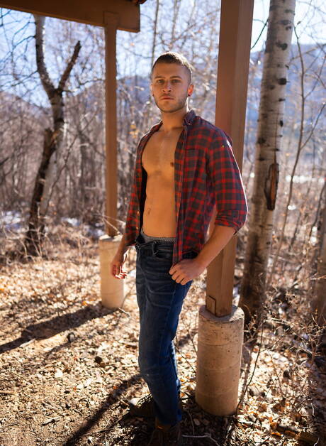 Twardziel Justin i ogier Devy w gorącej homoseksualnej akcji na zewnątrz