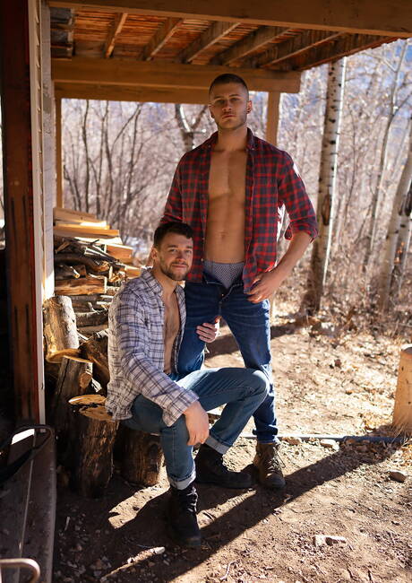 Twardziel Justin i ogier Devy w gorącej homoseksualnej akcji na zewnątrz