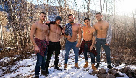 Sean, Josh, Cody Seiya, Justin, Devy en una escena de sexo grupal caliente al aire libre