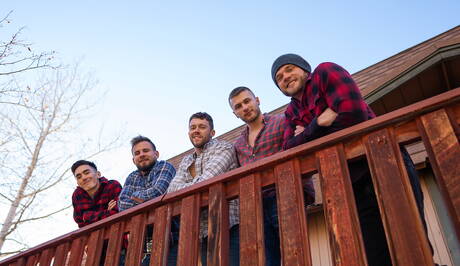 Sean, Josh, Cody Seiya, Justin, Devy w gorącej scenie seksu grupowego na świeżym powietrzu