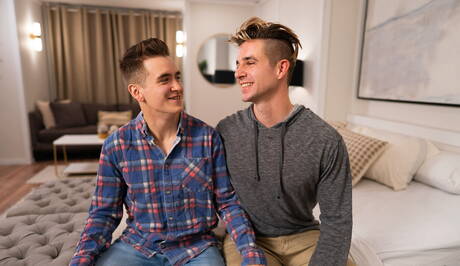 Der kräftige Garrett und der amerikanische harte Kerl Nikolai Rapid ficken nach dem Schwanzlutschen in den Arsch