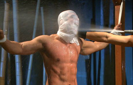 El toro latino Marcus Ruhl en una sesión bdsm