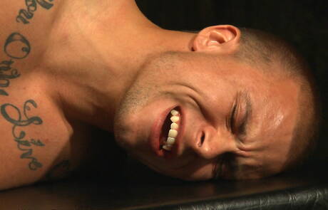 Amerikaanse jongeman Shawn Fox in bondage-pornoscène