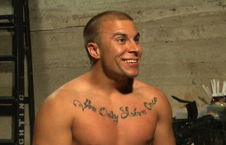 Amerikaanse jongeman Shawn Fox in bondage-pornoscène