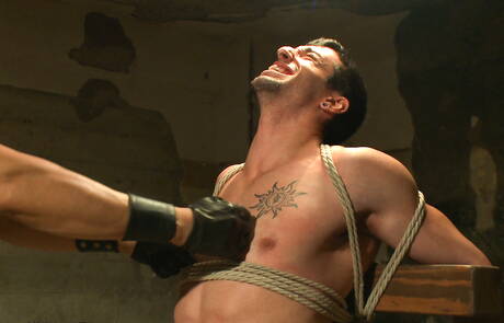 Amerykanin dobrze zbudowany Casey More mocno związany