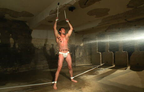 Amerykanin dobrze zbudowany Casey More mocno związany