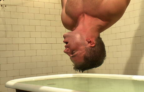 Der schöne Amerikaner Doug Acre bei einer BDSM-Session