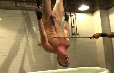 Der schöne Amerikaner Doug Acre bei einer BDSM-Session