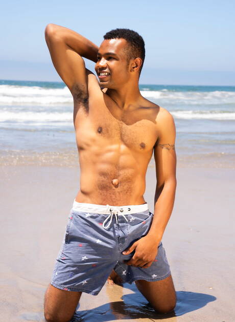 ハンサムな男ブロックとタフガイのエースはビーチでチンポをしゃぶった後、異人種間のアナルファックをする