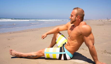 El cachas Brock y el duro Ace se follan el culo interracial después de chupar pollas en la playa