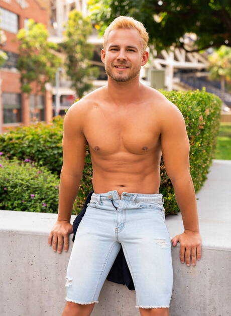 Der muskulöse Archie und der Hengst Josh haben draußen heißen Sex