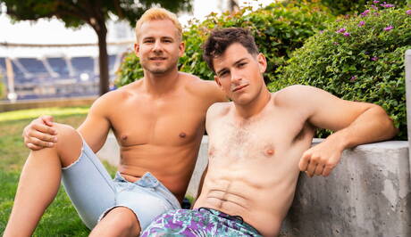 Der muskulöse Archie und der Hengst Josh haben draußen heißen Sex