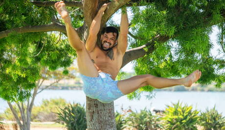 Der amerikanische Schönling Brysen und der starke Mann Ernie haben draußen eine heiße Pärchenszene