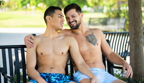 Der amerikanische Schönling Brysen und der starke Mann Ernie haben draußen eine heiße Pärchenszene