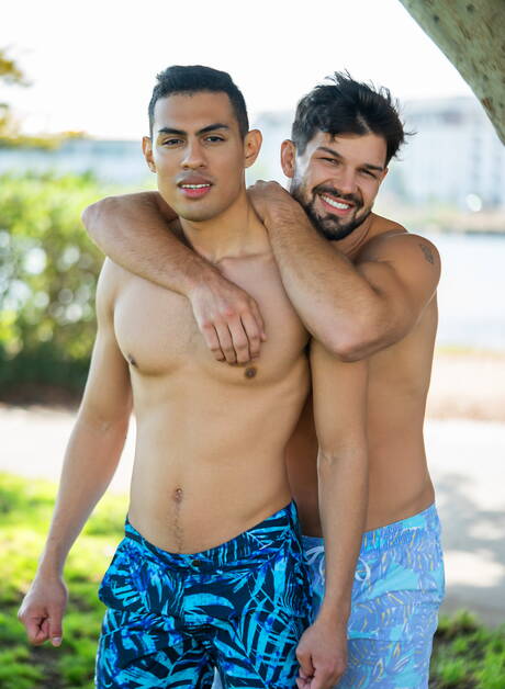 Der amerikanische Schönling Brysen und der starke Mann Ernie haben draußen eine heiße Pärchenszene